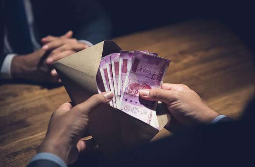 दलाल समेत दो विद्युत कर्मी घूस लेते गिरफ्तार दलाल समेत दो विद्युत कर्मी घूस लेते गिरफ्तार