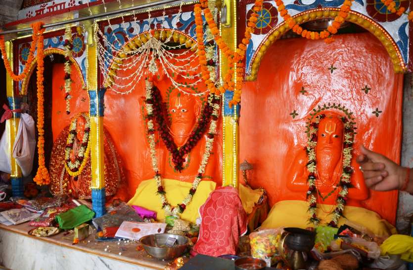 मंदिर डुबाने की कोशिश में समंदर मंदिर डुबाने की कोशिश में समंदर