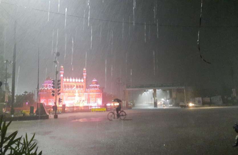 imd_alert.jpg Weather Update: मौसम विभाग के येलो अलर्ट के बाद राजधानी सहित कई जिलों में भारी बारिश, IMD ने कहा- अभी और होगी वर्षा