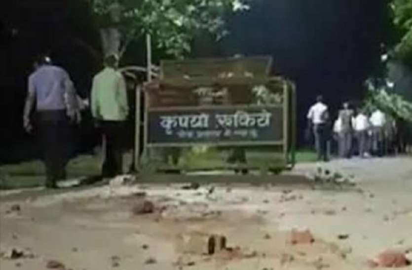 कानपुर में बस्ती के लोगों ने टेस्ट देने आए डॉक्टरों को दौड़ाकर पीटा, ये है पूरा मामला कानपुर में बस्ती के लोगों ने टेस्ट देने आए डॉक्टरों को दौड़ाकर पीटा, ये है पूरा मामला