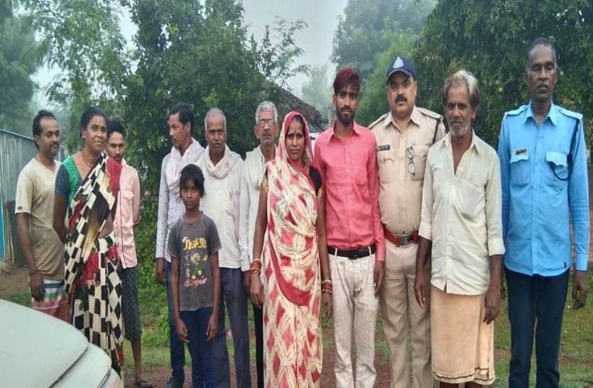 katni_mukt.jpg बेंगलुरु में बंधक युवक घर पहुंचकर माता-पिता से लिपट गया