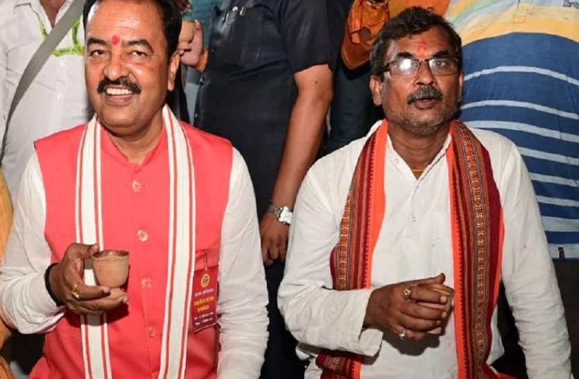 चाय की दुकान पर डिप्टी सीएम केशव प्रसाद मौर्य ने किया एक राज का खुलासा, सुनकर सभी हुए खुश चाय की दुकान पर डिप्टी सीएम केशव प्रसाद मौर्य ने किया एक राज का खुलासा, सुनकर सभी हुए खुश