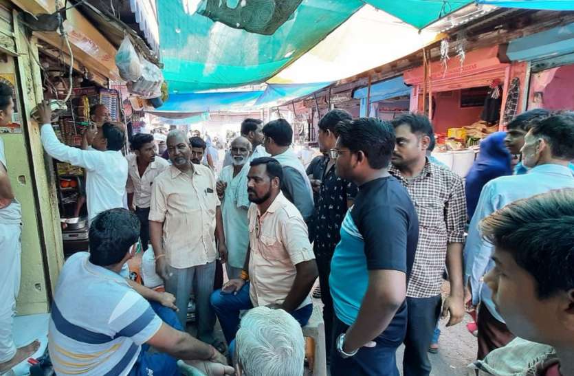 करौली में स्मार्ट मीटर का विरोध जारी, दुकानदारों ने बैरंग लौटाए कार्मिक करौली में स्मार्ट मीटर का विरोध जारी, दुकानदारों ने बैरंग लौटाए कार्मिक