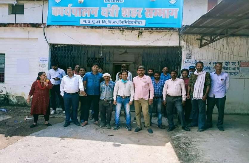 आउटसोर्स बिजली कर्मचारी वेतन के लिए आउटसोर्स बिजली कर्मचारियों ने दी आत्मदाह की धमकी