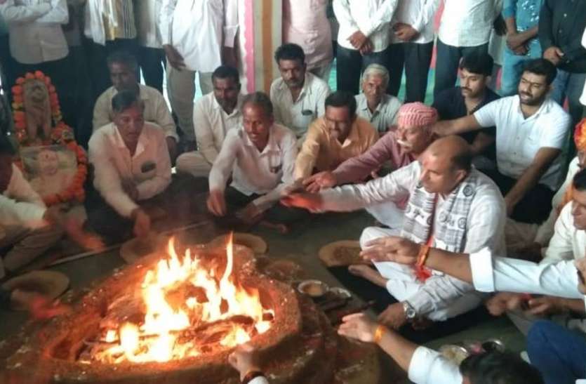 किसानों की सुनी समस्याएं, सिंगपुरिया माता मंदिर में किया हवन किसानों की सुनी समस्याएं, सिंगपुरिया माता मंदिर में किया हवन