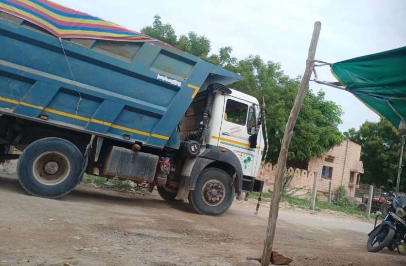 Gravel laden vehicles passing on the roads under the watch of the residents रहबरों की निगाहबीनी में सडक़ों पर गुजरते बजरी लदे वाहन