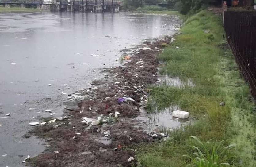 डिविडिंग मशीन से निकाली जलीय खरपतवार वापस समा रही पानी में डिविडिंग मशीन से निकाली जलीय खरपतवार वापस समा रही पानी में