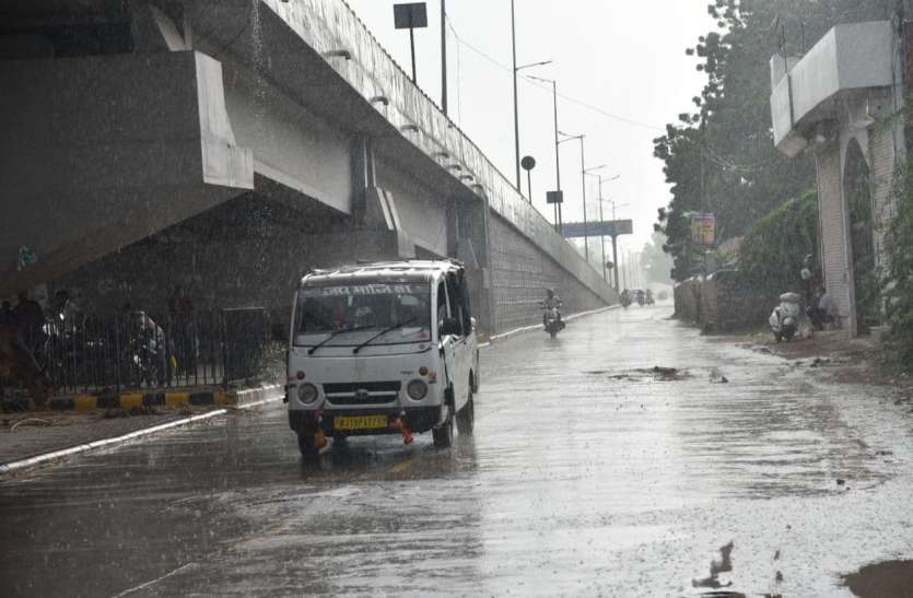 शहर में दोपहर बाद हल्की बारिश शहर में दोपहर बाद हल्की बारिश