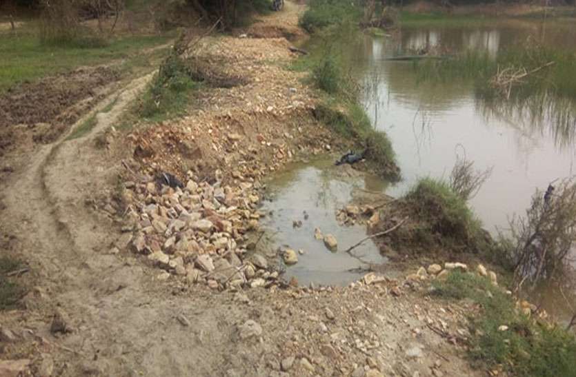 ग्रेवल सडक़ पर गहरे गड्ढे, आवागमन हुआ बाधित ग्रेवल सडक़ पर गहरे गड्ढे, आवागमन हुआ बाधित