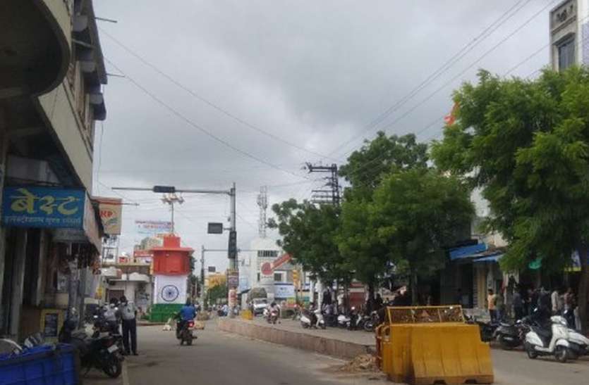 जिला मुख्यालय की एकमात्र ट्रेफिक लाइट... वह फिर खराब जिला मुख्यालय की एकमात्र ट्रेफिक लाइट... वह फिर खराब
