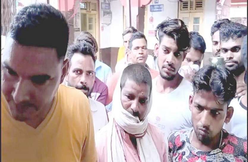 डॉक्टर से अस्पताल आए मरीज से कहा- घर पर आना, जमकर हुआ हंगामा डॉक्टर से अस्पताल आए मरीज से कहा- घर पर आना, जमकर हुआ हंगामा