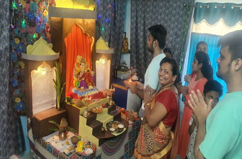 कहीं भजन-कीर्तन, कहीं गणेश पुराण कहीं भजन-कीर्तन, कहीं गणेश पुराण