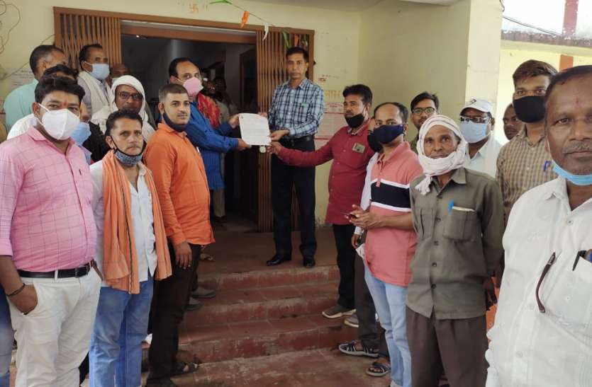 Memorandum submitted to the superintending engineer angry over the lac विद्युतकर्मी के साथ मारपीट की घटना में कार्रवाई नहीं होने से नाराज अधीक्षण अभियंता को सौंपा ज्ञापन