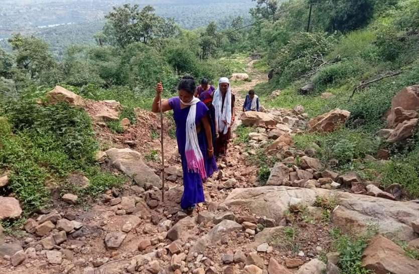 1501nsp5.jpg मोटिवेशनल स्टोरी-दुर्गम पहाड़ी क्षेत्रों में पहुंचकर कर किया जा रहा वैक्सीनेशन