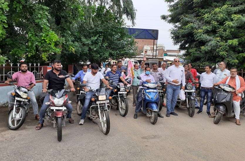Ministerial employees took out vehicle rally in support of demands मांगों के समर्थन में मंत्रालयिक कर्मचारियों ने निकाली वाहन रैली