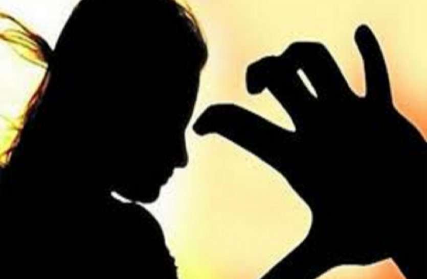 सिपाही ने युवती को मदद के लिए बुलाया, फिर दुष्कर्म कर अश्लील वीडियो बना किया ये काम सिपाही ने युवती को मदद के लिए बुलाया, फिर दुष्कर्म कर अश्लील वीडियो बना किया ये काम