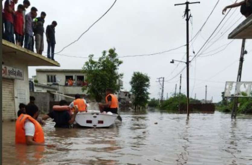 Flood In Gujarat Flood In Gujarat: भारी बारिश के बाद सड़कें बनीं दरिया, लोगों को सुरक्षित निकालने में जुटी NDRF