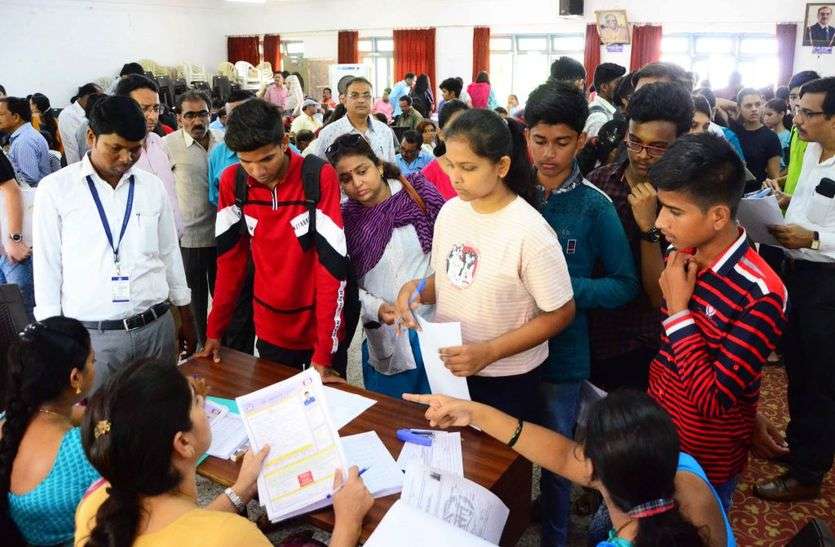college admission form College admission: कॉलेजों में 25 प्रतिशत सीट वृद्धि के साथ जारी हुई मेरिट सूची