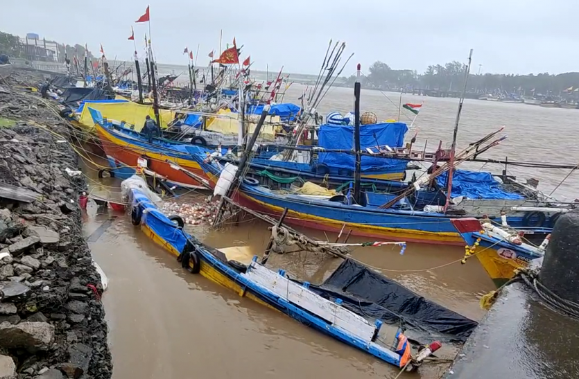 DAMAN NEWS: समुद्री सुरक्षा दीवार से नौकाएं टकराई DAMAN NEWS: समुद्री सुरक्षा दीवार से नौकाएं टकराई
