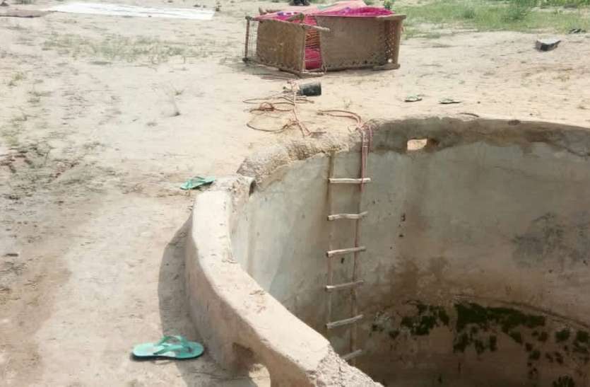 तीन बच्चों के लेकर टांके में कूदी मां, मां और दो की मौत तीन बच्चों को लेकर टांके में कूदी मां, मां और दो की मौत