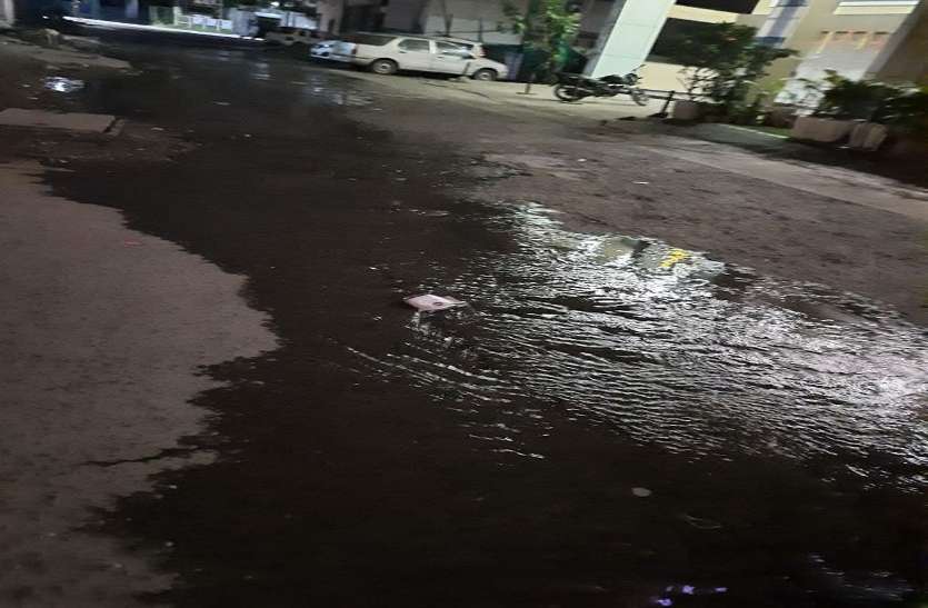 पानी की पाइप लाइन क्षतिग्रस्त, एमपी नगर से लेकर होशंगाबाद रोड तक 60 से अधिक रिसाव पानी की पाइप लाइन क्षतिग्रस्त, एमपी नगर से लेकर होशंगाबाद रोड तक 60 से अधिक रिसाव
