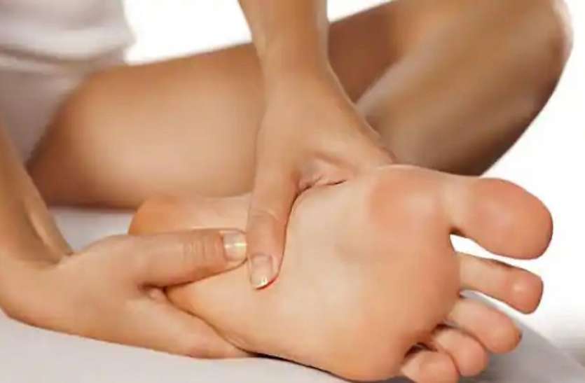 सोने से पहले पैरों में तेल की मालिश करने के हैं खूब फायदे सोने से पहले पैरों में तेल की मालिश करने के हैं खूब फायदे