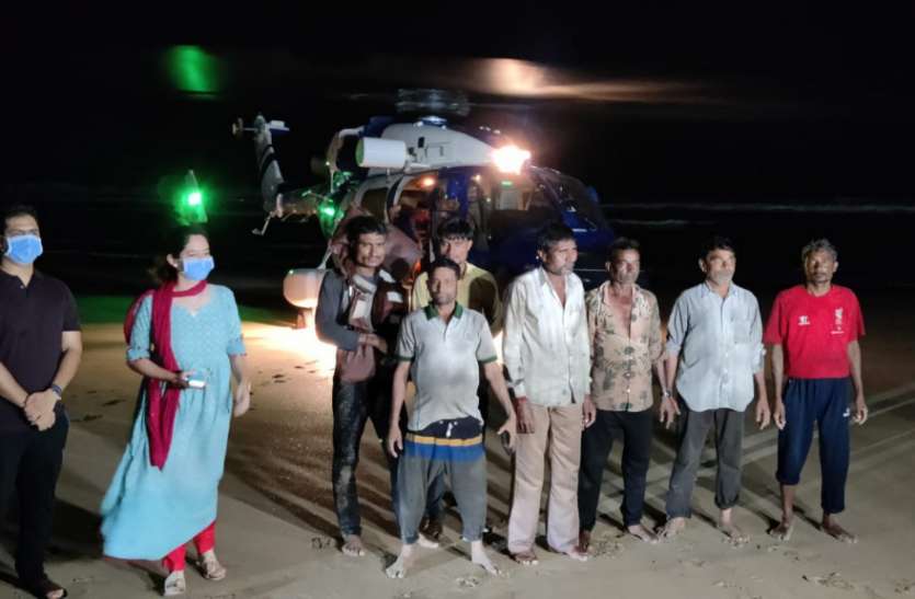Gujarat: कोस्ट गार्ड ने दीव के पास समुद्र में 7 लोगों की जान बचाई Gujarat: कोस्ट गार्ड ने दीव के पास समुद्र में 7 लोगों की जान बचाई