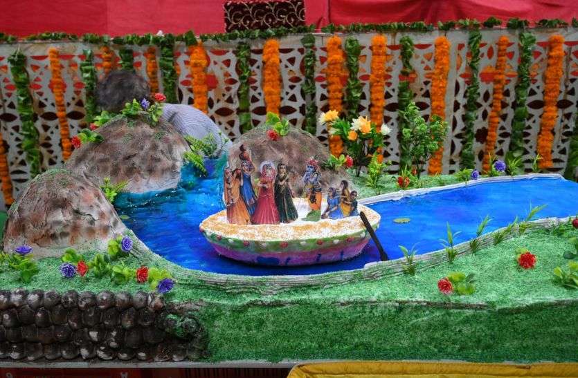 108 किलो का विशेष केक अर्पित 108 किलो का विशेष केक अर्पित