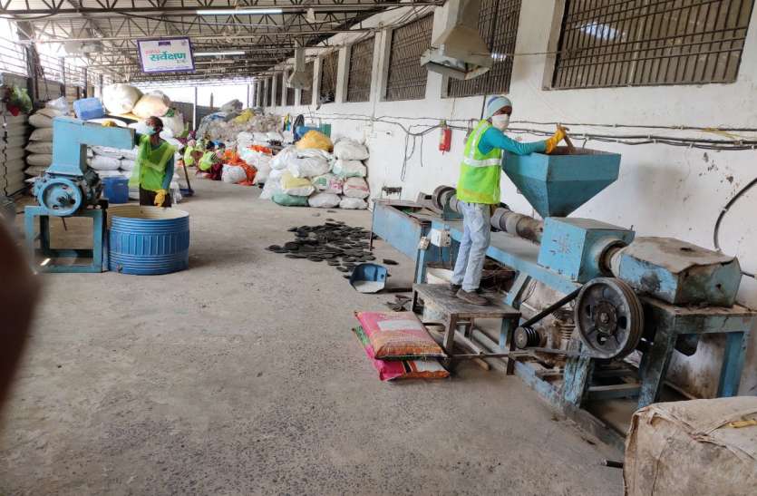 Plastic processing Unit in Ambikapur देश के बड़े शहरों में प्लास्टिक कचरा संकट के बीच ये शहर बना रोल मॉडल, कचरे से भी होती है कमाई