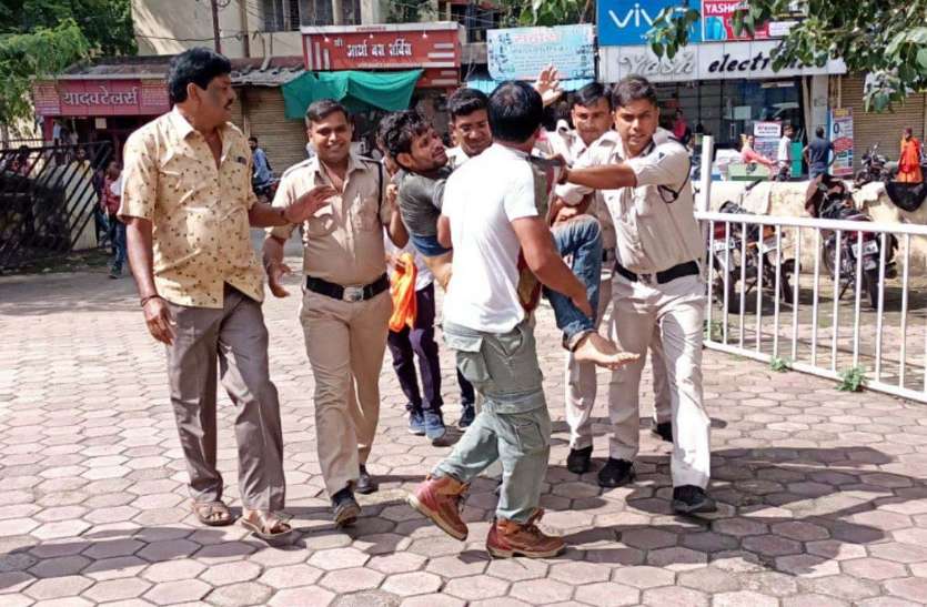 people ruckus नशे में धुत युवक पहुंचा थाने, खुद को मारी ब्लेड