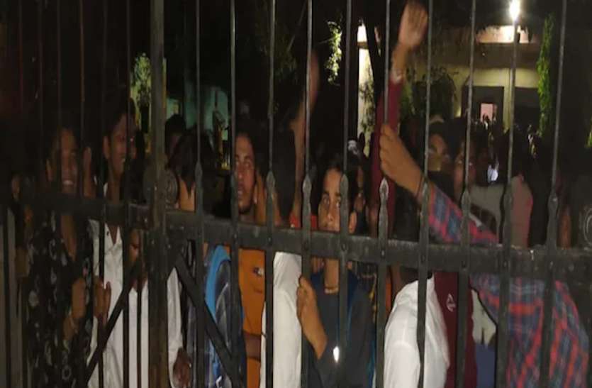 Police Lathicharged Students Protesting for Board Exam Marksheet ललितपुर में छात्रों का प्रदर्शन, एसडीएम को बनाया बंधक, पुलिस ने किया लाठीचार्ज