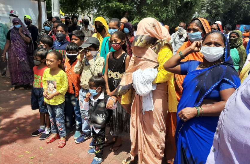 एक सड़क बनाने के लिए वर्षो से संघर्ष कर रहे आदिवासी एक सड़क बनाने के लिए वर्षो से संघर्ष कर रहे आदिवासी