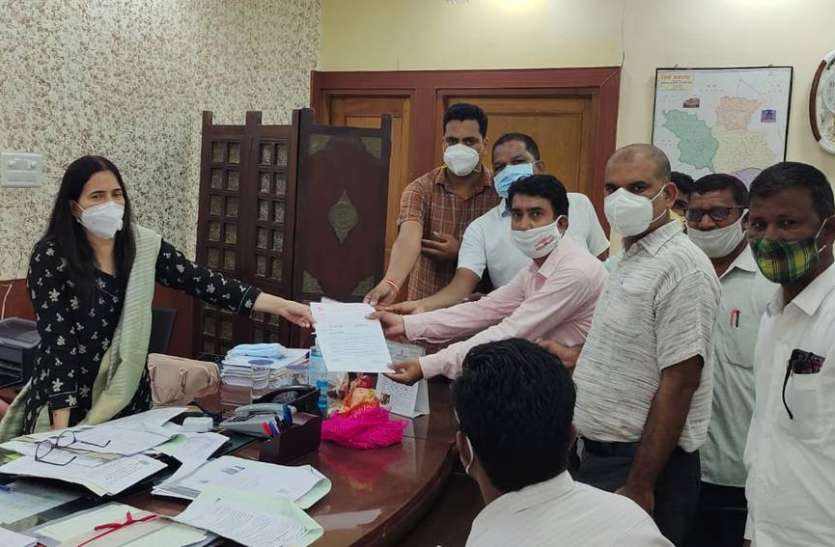 मांगो को लेकर शिक्षकों ने सौंपा ज्ञापन मांगो को लेकर शिक्षकों ने सौंपा ज्ञापन