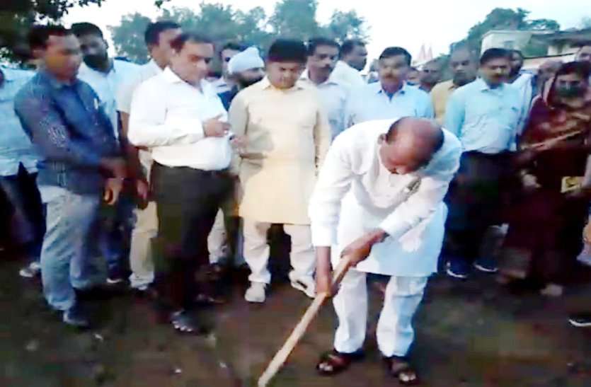 MLA arrived to perform Bhoomipujan of Sulabh Complex, former chairman said that he has land सुलभ कांप्लेक्स का भूमिपूजन करने पहुंचे विधायक, पूर्व सभापति ने कहा उनकी है जमीन