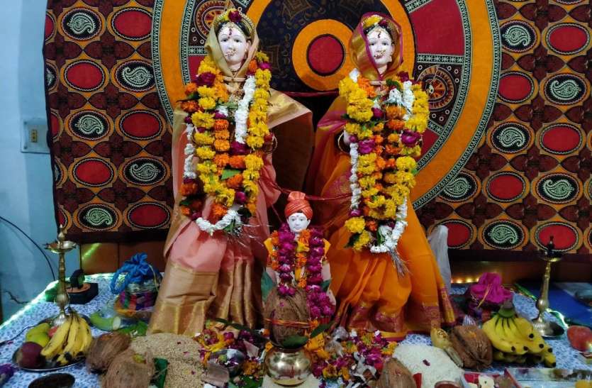 महालक्ष्मी को पूरण पोली सहित 16 पकवानों का लगाया भोग महालक्ष्मी को पूरण पोली सहित 16 पकवानों का लगाया भोग