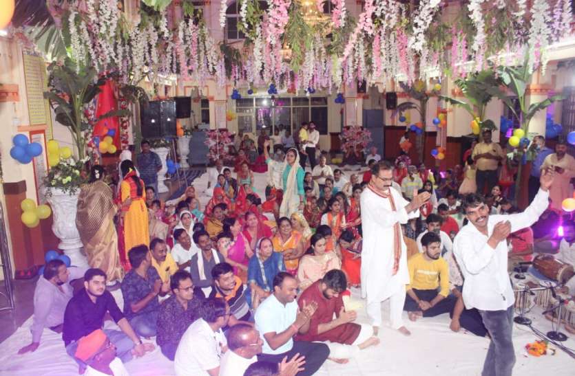 वृंदावन में राज चले बरसानेवारी को..... वृंदावन में राज चले बरसानेवारी को.....