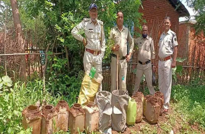 अवैध कच्ची शराब व शराब बनाने वाली सामग्री नष्ट बड़ी मात्रा में अवैध देशी शराब व शराब बनाने की सामग्री नष्ट
