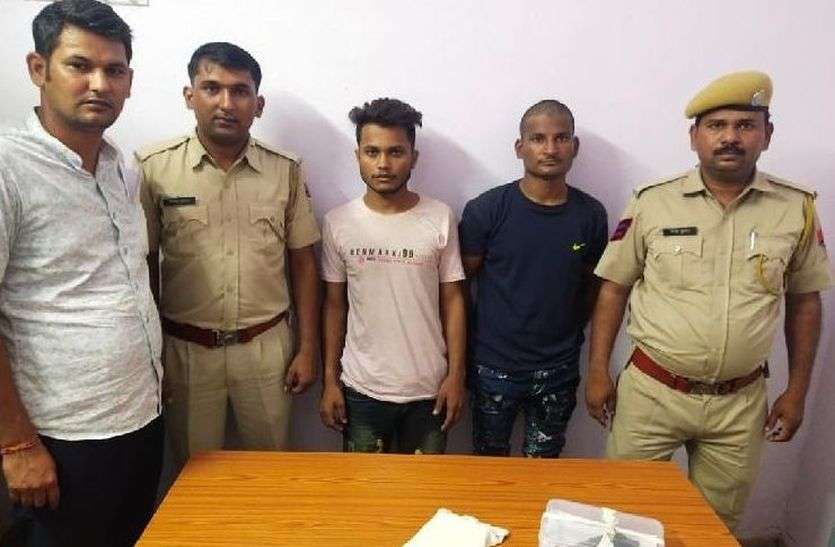 Crime news : कोटा में पुलिस ने अवैध हथियारों के साथ दो शातिर बदमाश दबोचे Crime news : कोटा में पुलिस ने अवैध हथियारों के साथ दो शातिर बदमाश दबोचे