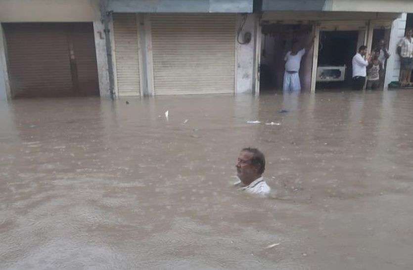 रतनगढ़ बारिश से जलमग्न, घरों, दुकानों में घुसा पानी रतनगढ़ बारिश से जलमग्न, घरों, दुकानों में घुसा पानी