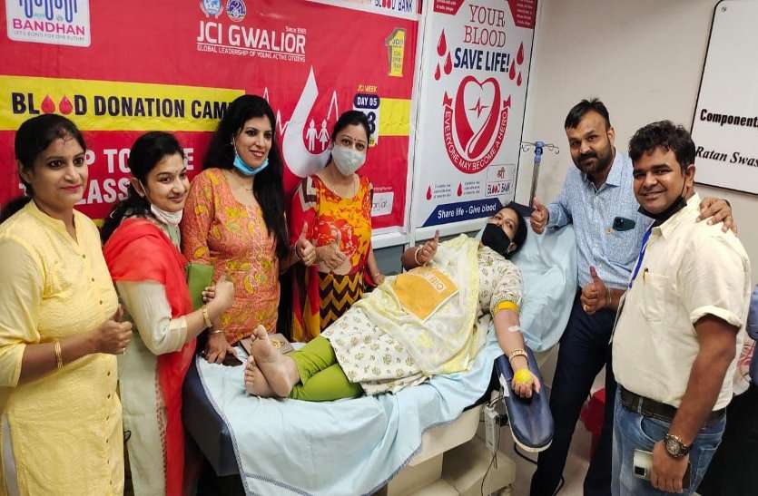 थैलेसीमिया पेशेंट का जीवन बचाने महिला सदस्यों ने भी डोनेट किया ब्लड थैलेसीमिया पेशेंट का जीवन बचाने महिला सदस्यों ने भी डोनेट किया ब्लड