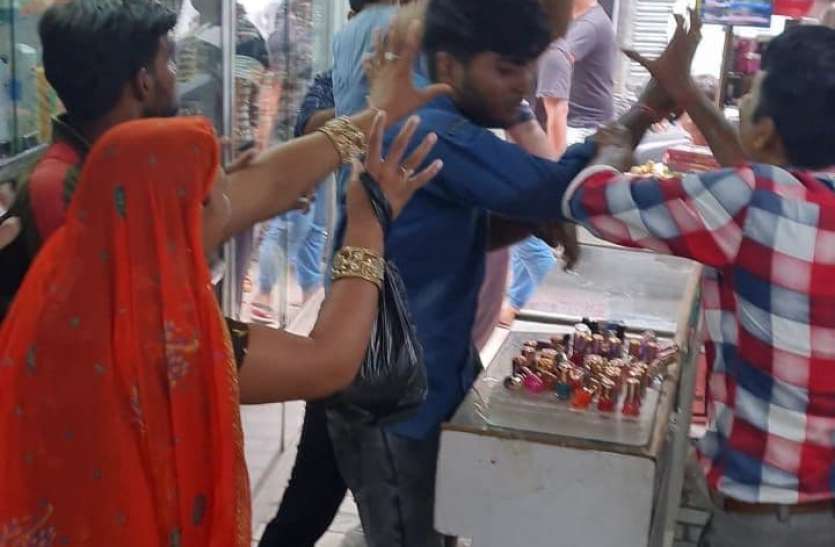 Demolition in Tigri Bazar shop, shopkeeper assaulted तिगरी बाजार की दुकान में तोड़फोड़, दुकानदार से मारपीट