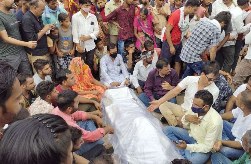 महिला की मौत से यहां मच गया बवाल, सड़क पर रखा शव महिला की मौत से यहां मच गया बवाल, सड़क पर रखा शव