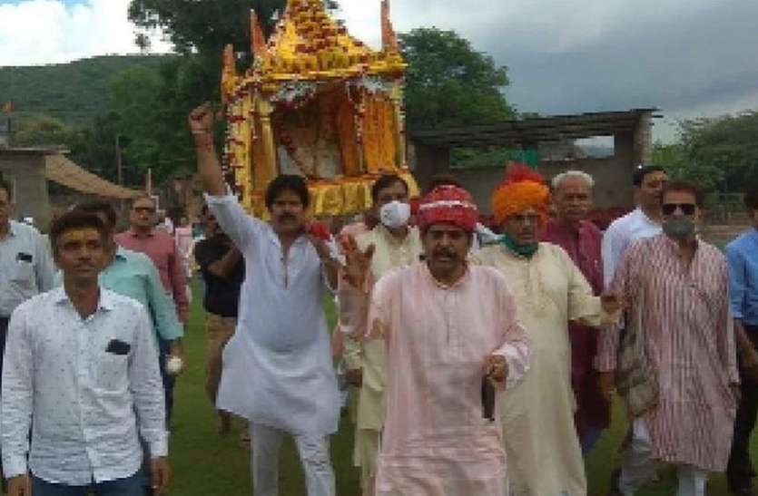 महर्षि के विमान को कराया वन भ्रमण, गूंजे जयघोष महर्षि के विमान को कराया वन भ्रमण, गूंजे जयघोष