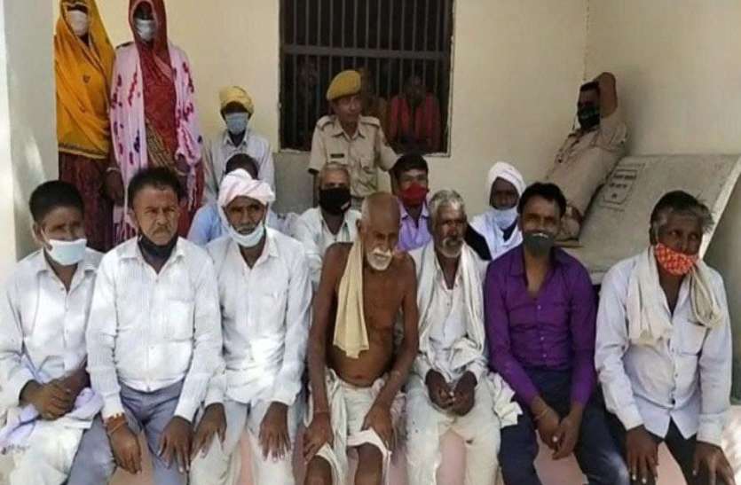 हत्या के आरोप में 14 जनों को उम्र कैद की सजा सुनाई हत्या के आरोप में एक ही कुटुम्ब के14 जनों को उम्र कैद की सजा सुनाई