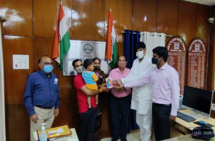 टीका लगवाओ और मोबाइल पाओ टीका लगवाओ और मोबाइल पाओ