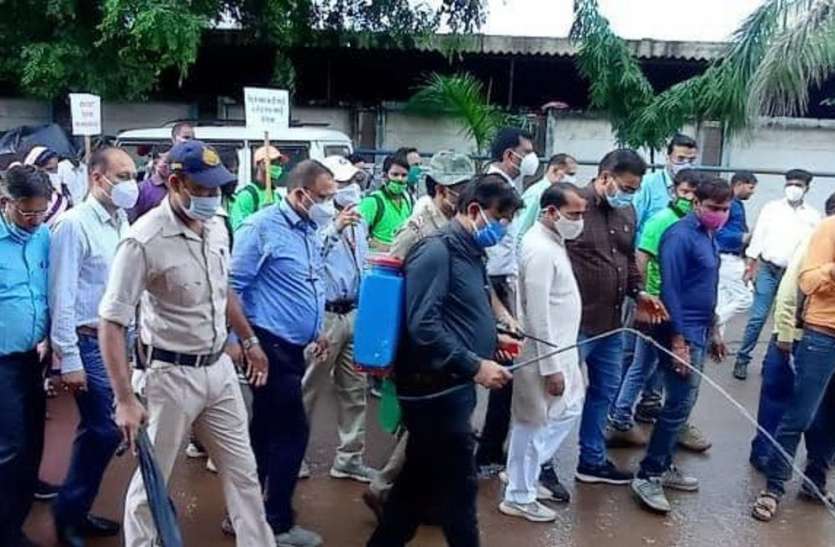 कलेक्टर ने पंप पीठ पर लटकाकर किया मच्छर रोधी दवा का छिडक़ाव कलेक्टर ने पंप पीठ पर लटकाकर किया मच्छर रोधी दवा का छिडक़ाव