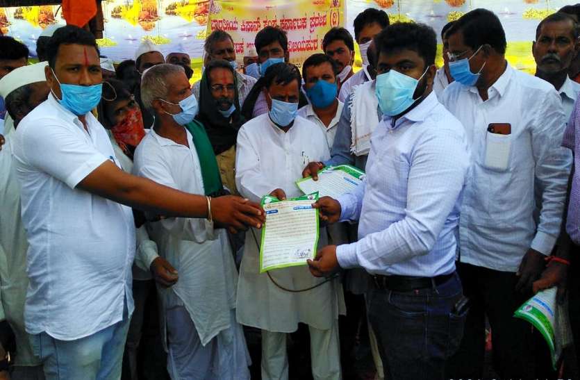 सिंचाई योजना की मांग को लेकर किसानों का प्रदर्शन सिंचाई योजना की मांग को लेकर किसानों का प्रदर्शन