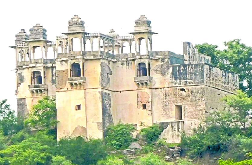 महाराणा की विरासत जर्जर, रूठी रानी महल का छज्जा गिरा महाराणा की विरासत जर्जर, रूठी रानी महल का छज्जा गिरा