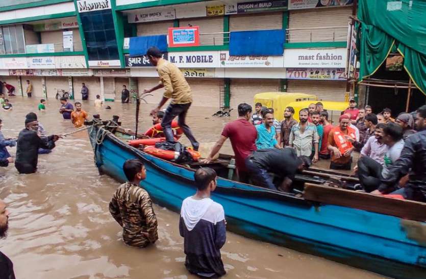 West Bengal Weather News Update West Bengal Weather News Update: बारिश से बेहाल बंगाल, 1 की मौत, घाटल के अस्पताल में घुसा पानी
