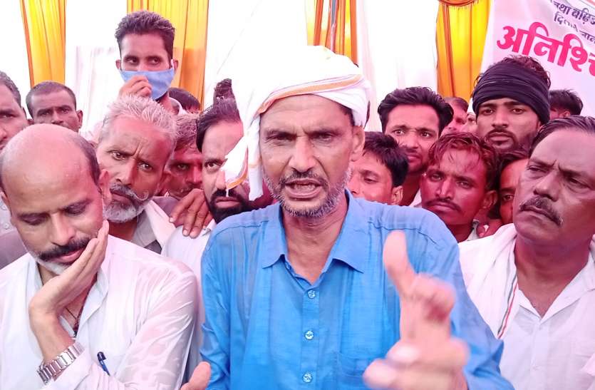 विधायक बोले-विद्युत विभाग के एसइ को लाइट के खंभे से चिपका दूंगा विधायक बोले-विद्युत विभाग के एसइ को लाइट के खंभे से चिपका दूंगा